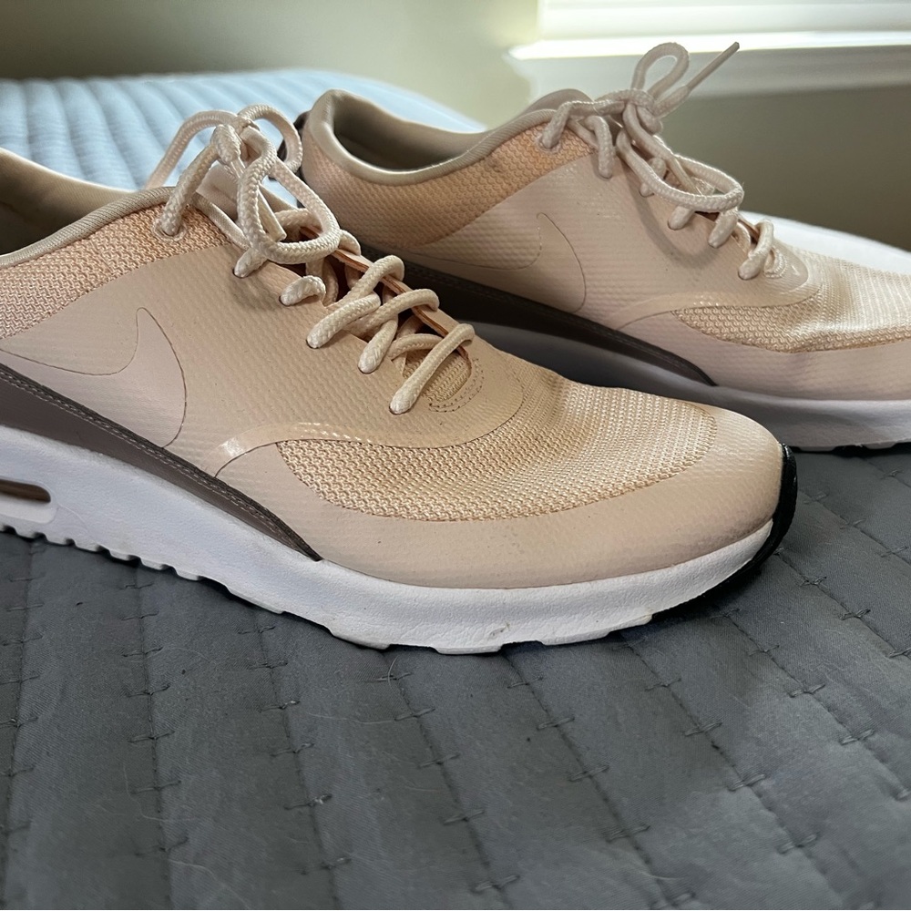 Nike Women’s sz 7 Air Max Thea Sneakers in cream. Good condition.